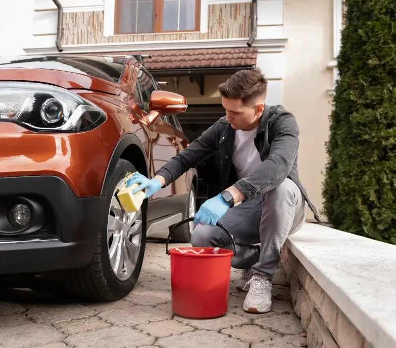Lavage auto à domicile Lansargues : professionnel intervenant sur un véhicule